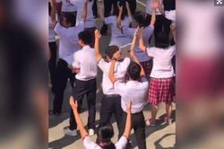 Cười ngất với nam sinh 'hờ hững' vừa tập thể dục, vừa học bài trên sân trường