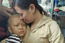 Hành trình hai năm người mẹ nghèo cùng con gái 10 tuổi chống chọi bệnh ung thư