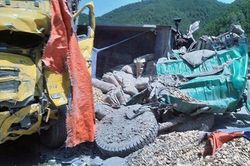 Xe chở xi măng đâm trực diện ô tô tải chở dăm gỗ, 2 tài xế thương nặng