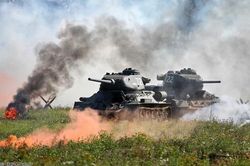 Xe tăng T-34-85 Nga nhận lại từ Lào biểu diễn sức mạnh trên thao trường