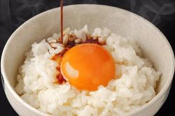 Trứng sống trộn cơm nhanh gọn như bữa ăn của người Nhật