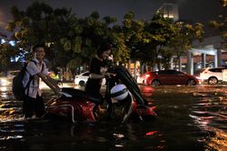 Đường Nguyễn Hữu Cảnh ngập nặng, xe chết máy la liệt