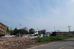 Ô nhiễm do bãi rác, người Hà Nội phải bịt khẩu trang khi ngồi trong nhà