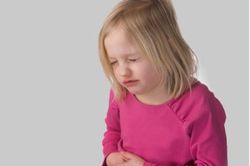 Tưởng con gái đau bụng do rối loạn tiêu hóa, mẹ bất ngờ khi biết sự thật