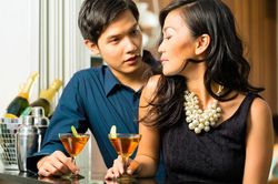 Vỗ ngực ăn chơi đẳng cấp, thiếu gia dính quả đắng vì 'gái sành đời'
