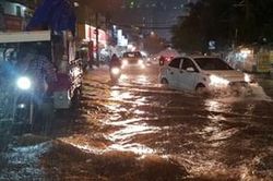 Mưa lớn nhiều tuyến đường ở TP HCM biến thành sông