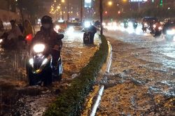 Mưa lớn kéo dài, nhiều tuyến đường tại TP Hồ Chí Minh ngập nặng