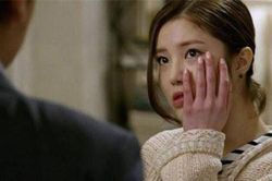 Đứng ngoài nghe lén thấy tôi kể xấu mẹ, chồng lao vào tát chảy máu mồm