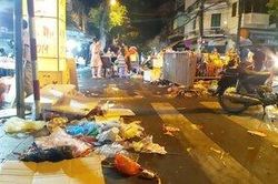 Hà Nội dùng camera ghi hình người xả rác ở phố đi bộ Hồ Gươm để xử phạt nhưng cũng phải 'ngao ngán' trước cảnh tượng này đêm Trung thu