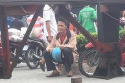 Chồng thất thần, gào khóc đau đớn bên thi thể vợ sau tai nạn giao thông