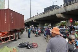 Chồng khóc ngất khi vợ bị xe đầu kéo tông tử vong