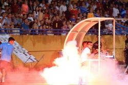 Vì sao pháo sáng vẫn cứ 'đỏ lửa' ở V-League?