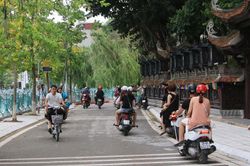 Hà Nội đang trong đợt oi nóng, hanh khô