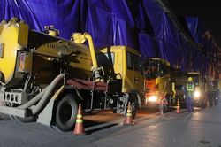 Trắng đêm hút bùn, tẩy độc hệ thống thoát nước quanh Công ty Rạng Đông