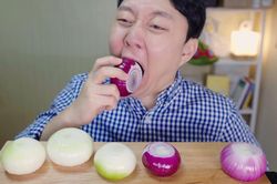 Chảy nước mắt, nước mũi trong cuộc thi ăn hành tây sống