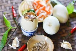 Người Mỹ nhăn mặt, buồn nôn trong lần đầu ăn thử trứng vịt lộn