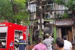 Hà Nội: Cháy cửa hàng kinh doanh nội thất, nhiều người nhảy sang nhà liền kề thoát thân