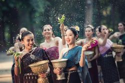 Đến Lào bị gái xinh hỏi hút thuốc, cần 'tỉnh' ngay vì...
