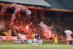 Pháo sáng và 'bóng tối' V-League