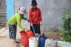 Dân quân chở nước về 'chữa' khát cho dân