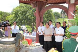 Thủ tướng Nguyễn Xuân Phúc dâng hương tại Di tích Thành cổ Quảng Trị
