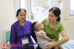 Bố mẹ khiếm thị cạn nước mắt nhìn con ung thư võng mạc nguy cơ hỏng mắt