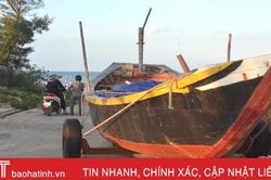 Thiếu khu neo đậu, tàu cá lên nằm đường gây cản trở giao thông!