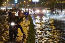 Đường Nguyễn Hữu Cảnh lại ngập trong mưa lớn, ông chủ 'siêu máy bơm' nói gì?