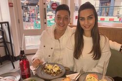 Vợ hoa hậu của Ozil khoe đôi mắt hút hồn đốn tim cánh mày râu