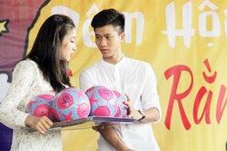 Hot: Phan Văn Đức và bạn gái xinh đẹp ra mắt ở quê nhà