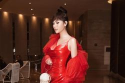 Đại diện Việt tại Miss Earth 2019 - á hậu Hoàng Hạnh thả dáng gợi cảm, khoe đôi chân thẳng tắp như kiếm Nhật
