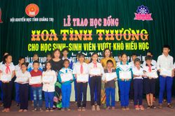 Trao học bổng 'Hoa tình thương' cho học sinh, sinh viên nghèo hiếu học