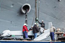 Tàu sân bay Mỹ nhận món quà 32 tấn từ chiến hạm USS Enterprise