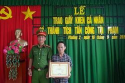 Khen thưởng bảo vệ dân phố dũng cảm bắt cướp
