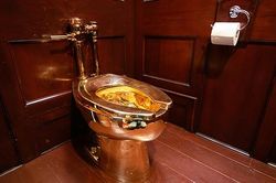 Chưa kịp đưa vào sử dụng, toilet bằng vàng giá triệu đô đã bị đánh cắp
