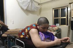 Số phận nghiệt ngã của người mẹ 10 năm chưa một lần được thắp nén hương cho con