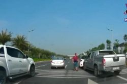 Hai xe ôtô lạng lách, kèn cựa nhau trên đường cao tốc