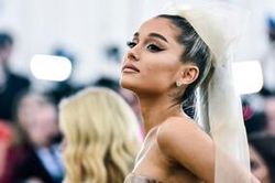 Fan cho rằng ca khúc mới khó lòng #1 Billboard và câu trả lời không thể đáng yêu hơn từ Ariana Grande