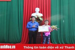 Trao bằng khen cho học sinh nhặt được hơn 70 triệu đồng trả lại người làm mất