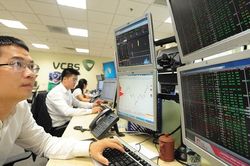 Việt Nam tham gia cuộc đua giảm lãi suất - Thị trường chứng khoán sẽ hưởng lợi?