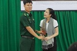 Không biết hoa gì, chiến sĩ biên phòng vẫn lấy tặng Hoàng Thùy Linh