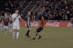 Ibrahimovic liên tiếp né được các fan quá khích