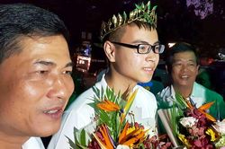 Người dân Nghệ An đón tân quán quân Olympia Trần Thế Trung trở về