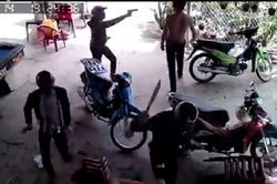Cầm mã tấu xông vào tiệm game đập phá đồ đạc