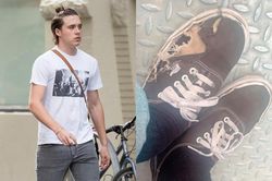 Là con nhà giàu nhưng Brooklyn Beckham đi giày rách, bị chê nhếch nhác