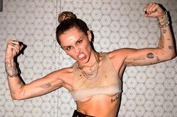 Miley Cyrus đăng ảnh hở ngực sau khi ly hôn