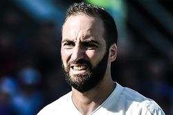 Higuain nóng nảy, đá trợ lý HLV trong buổi tập của Juventus