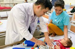 Cắt khối u gần nửa kg ở vùng bụng cho bé trai 2 tuổi