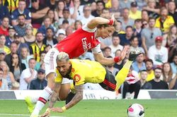Arsenal suýt thua Watford: Quá đau đầu vì công làm, thủ phá