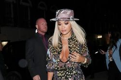 Rita Ora mặc váy mỏng tang hớ hênh rạng rỡ đi dự tiệc